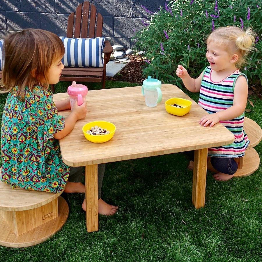 Mesas y sillas de madera para niños.